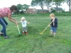 Het gras naast het kinderdagverblijf is net gemaaid dus heerlijk om er even onder begeleiding in te spelen. Het ruikt ook zo lekker!