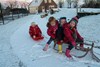 Lekker sleeën van de heuvels in de speelweide