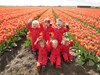 op de foto tussen de tulpen